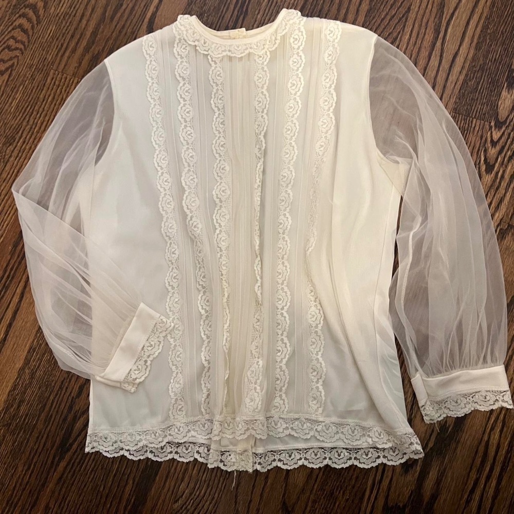 Union made vintage lace blouse 🍥